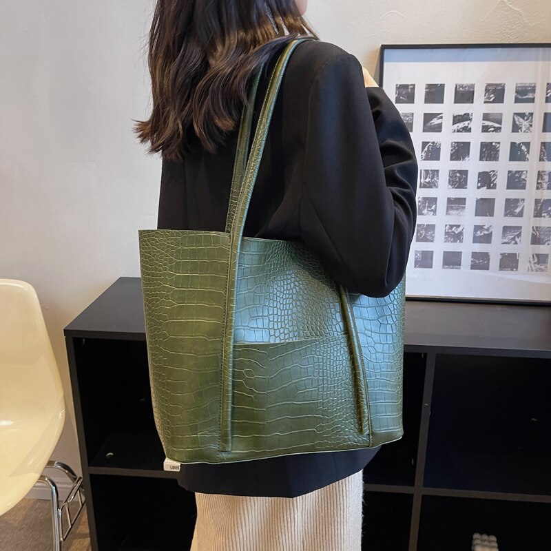 Conjunto Bolsa e Clutch de Couro Textura Crocodilo